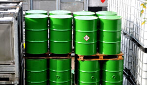 Kemikalielovgivning og compliance. Tromler med farlige kemikalier.