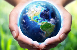 Avichem kan rådgive jer om at efterleve EU's krav til bæredygtighed og kemikalier. Globus og hænder.