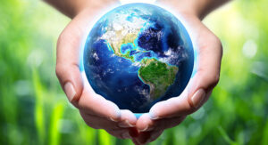 Avichem kan rådgive jer om at efterleve EU's krav til bæredygtighed og kemikalier. Globus og hænder.