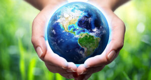 Avichem kan rådgive jer om at efterleve EU's krav til bæredygtighed og kemikalier. Globus og hænder.